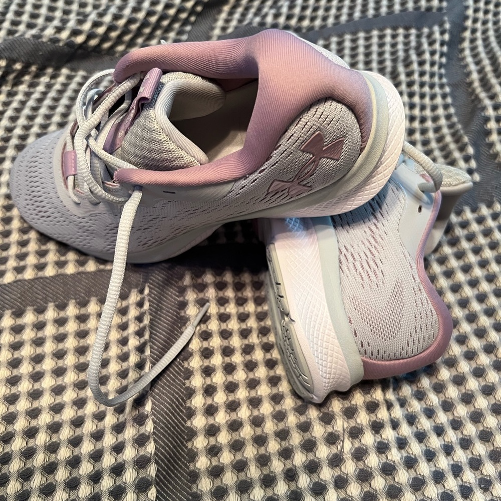 Under Armour women’s size 7.5 grey and lavender. - Picture 7 of 7